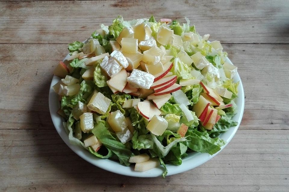 Quäse-Apfel-Salat mit süßem Joghurtdressing