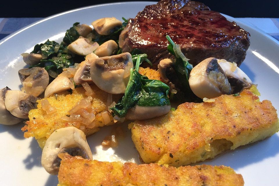 Rosmarin-Polenta mit Spinat, Champignons und Hüftsteaks