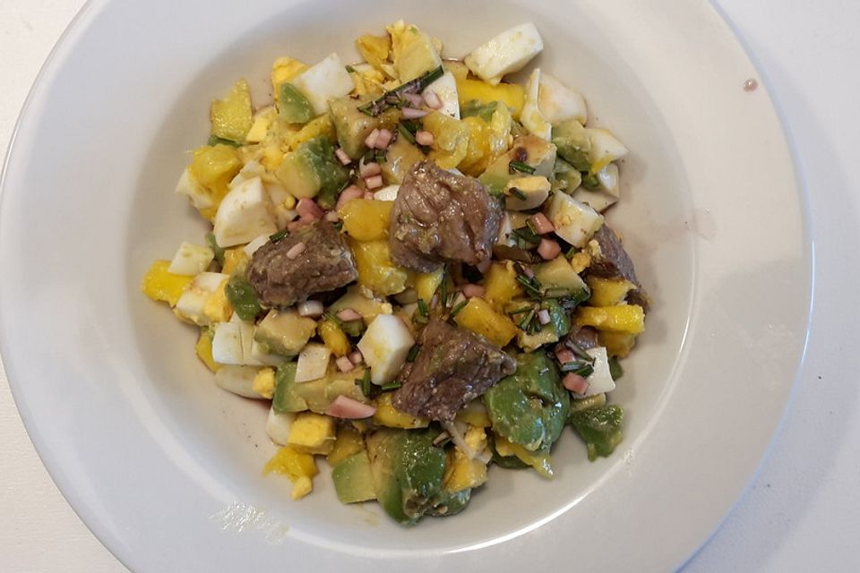 Rindfleisch-Avocado-Mango Salat mit Rotweinsoße