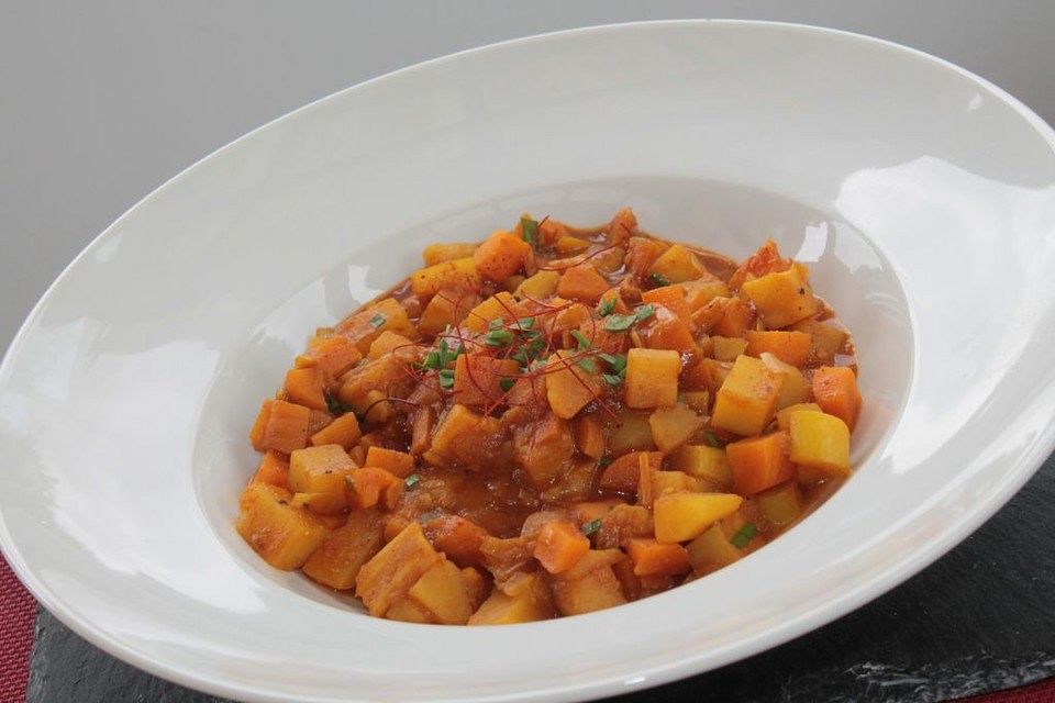 Veganes rotes Wurzelgemüse-Curry