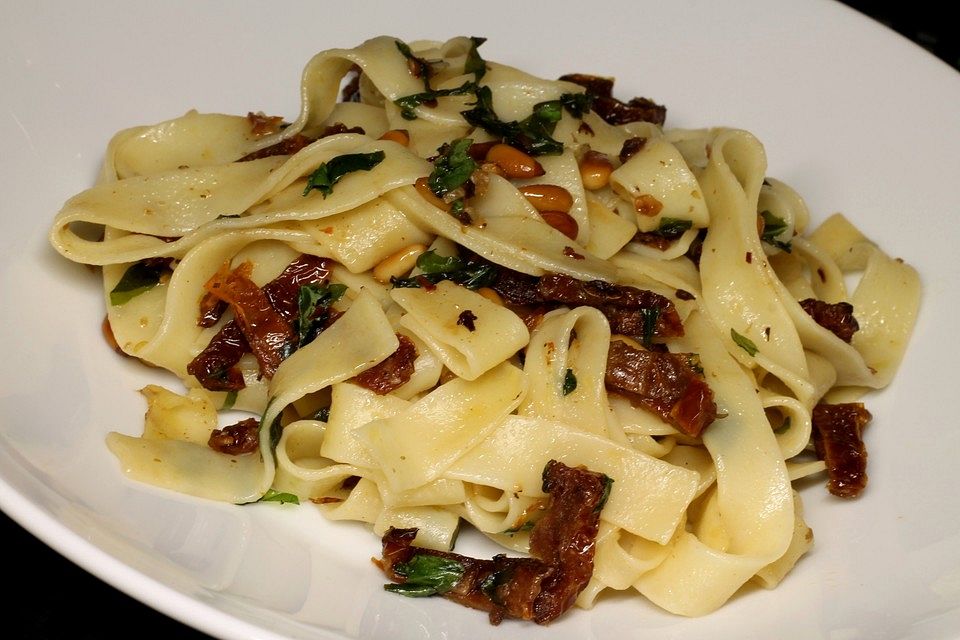 Tagliatelle mit getrockneten Tomaten