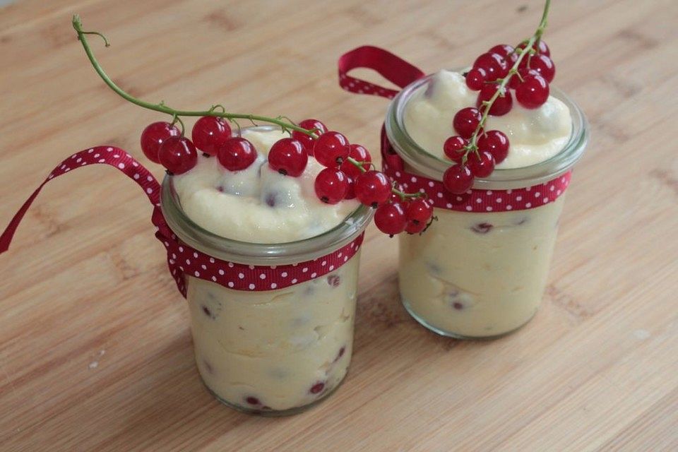 Mangocreme mit roten Johannisbeeren