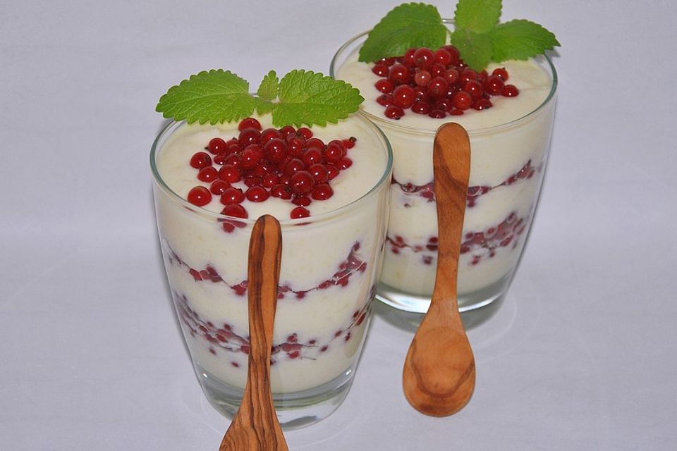 Mangocreme mit roten Johannisbeeren