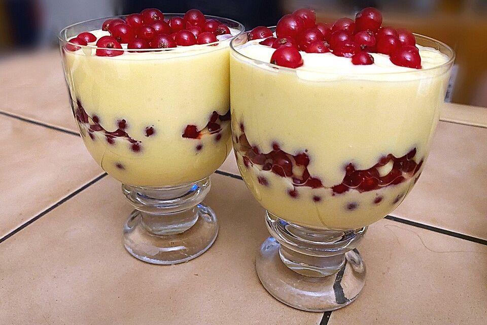 Mangocreme mit roten Johannisbeeren