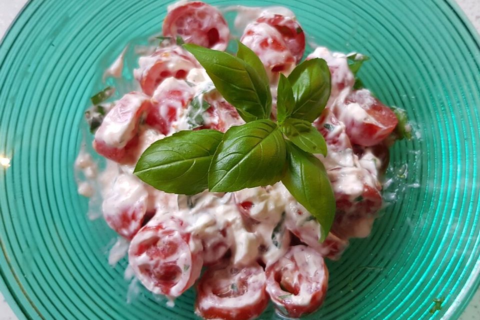 Tomatensalat mit Schmand und Knoblauch