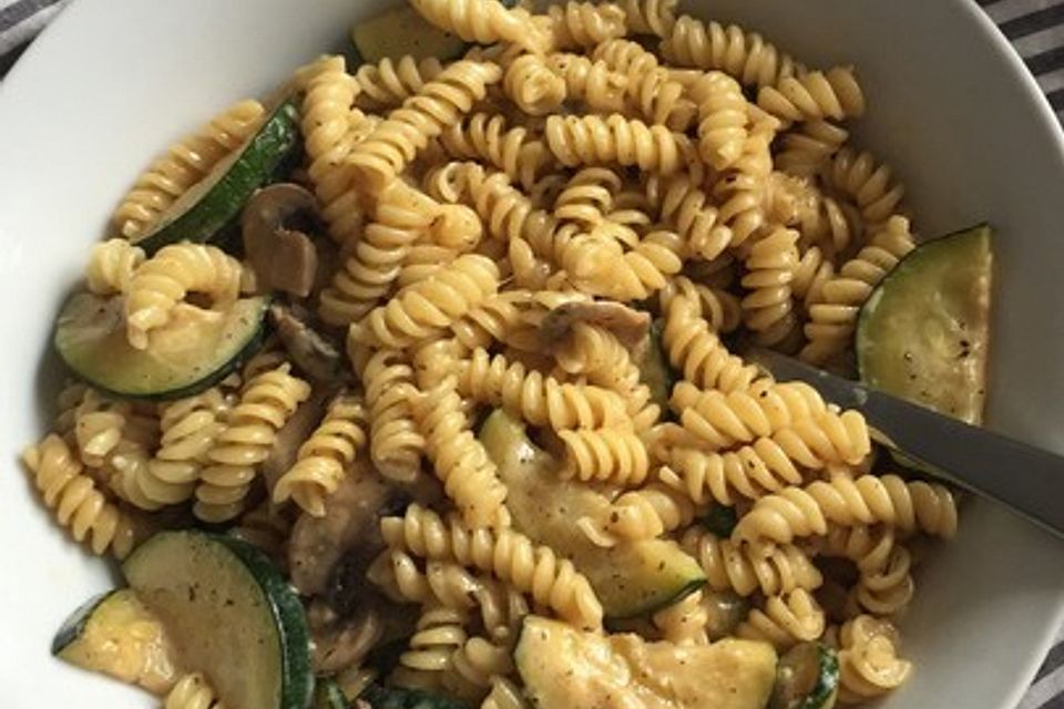 Mediterrane Nudelpfanne mit Zucchini und Pilzen in leckerer Sahnesauce