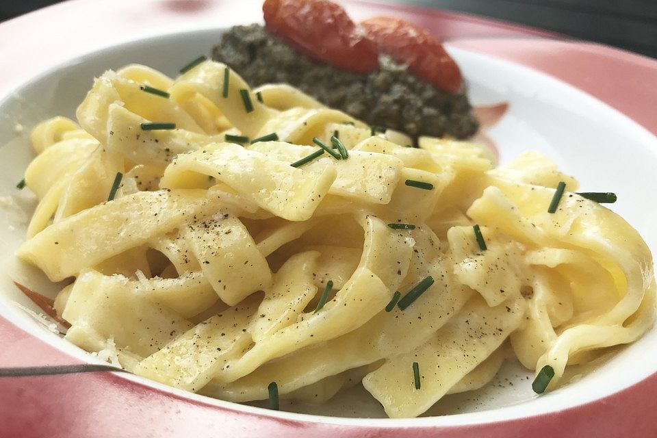 Putenfilets mit Basilikumpesto gebacken auf Weißwein Sahne Tagliatelle