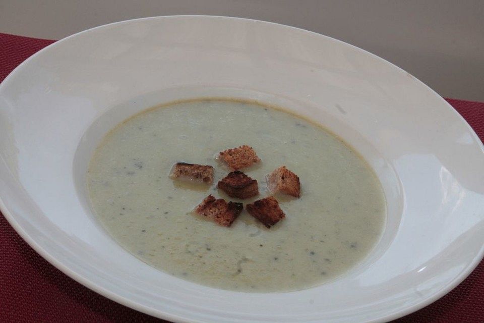 Zucchini-Kohlrabi-Cremesuppe mit Croûtons