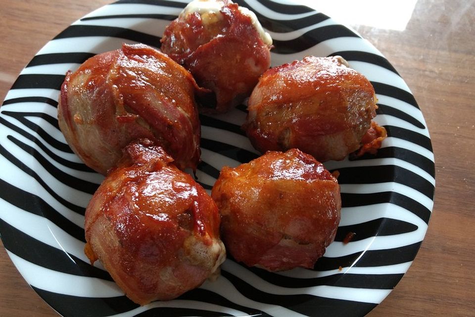 Hackfleisch-Bacon-Bällchen mit Babybel-Kern