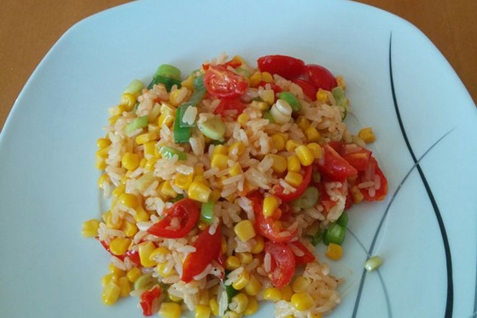 Reis-Tomaten-Mais-Pfanne mit Frühlingszwiebeln