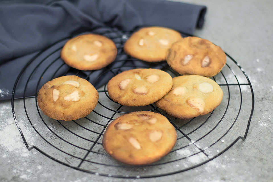 Low-Carb White Chocolate Chip Cookies