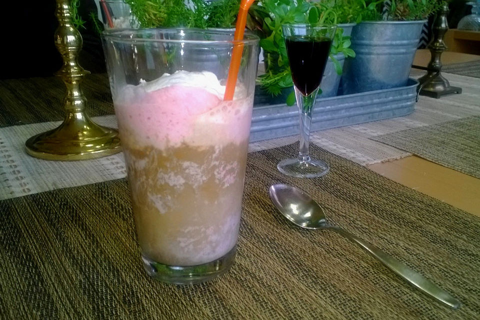 Eiskaffee fragola mit Erdbeereis