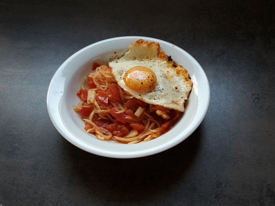 Rettich Nudeln Mit Tomatensauce Und Spiegelei Von Becci981 Chefkoch