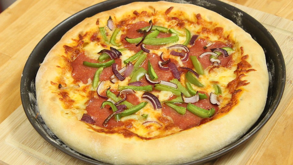 Pan Pizza mit Käse-Rand von amerikanisch-kochenDE Pan Pizza mit Käse-Rand von amerikanisch-kochenDE