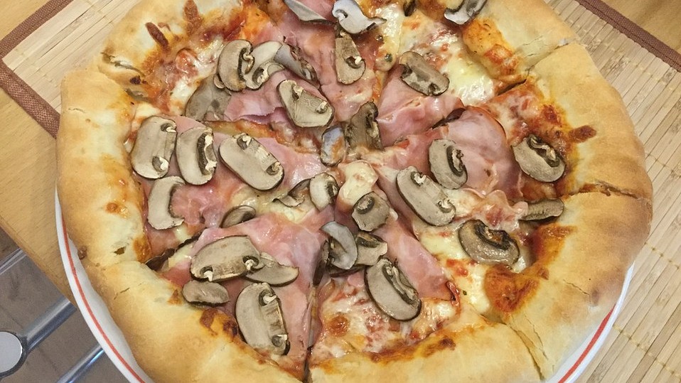 Pan Pizza mit Käse-Rand von amerikanisch-kochenDE Pan Pizza mit Käse-Rand von amerikanisch-kochenDE