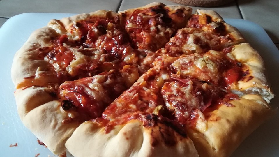 Pan Pizza mit Käse-Rand von amerikanisch-kochenDE Pan Pizza mit Käse-Rand von amerikanisch-kochenDE