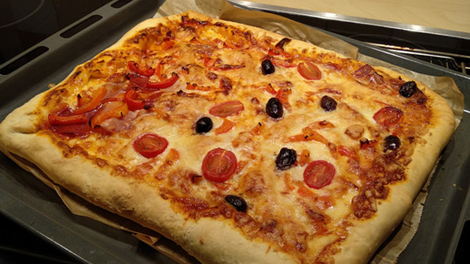 Pan Pizza mit Käse-Rand von amerikanisch-kochenDE Pan Pizza mit Käse-Rand von amerikanisch-kochenDE