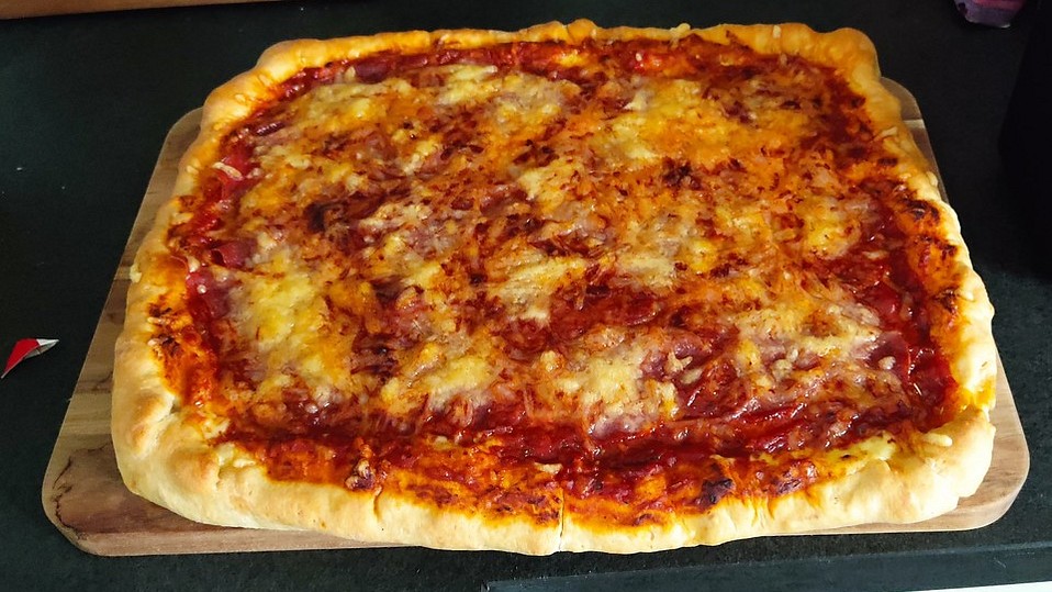 Pan Pizza mit Käse-Rand von amerikanisch-kochenDE Pan Pizza mit Käse-Rand von amerikanisch-kochenDE