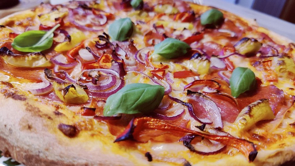 Pan Pizza mit Käse-Rand von amerikanisch-kochenDE Pan Pizza mit Käse-Rand von amerikanisch-kochenDE