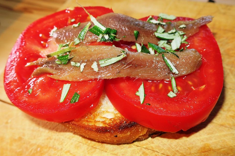 Crostini mit Sardellen auf Tomate