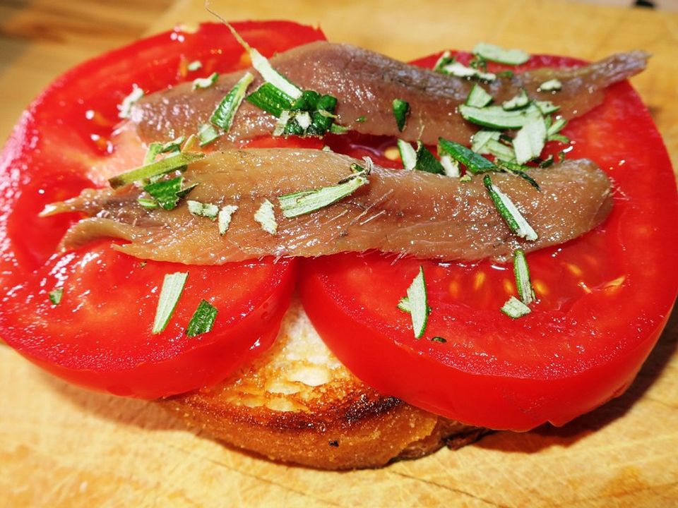 Crostini mit Sardellen auf Tomate - Kochen Gut | kochengut.de