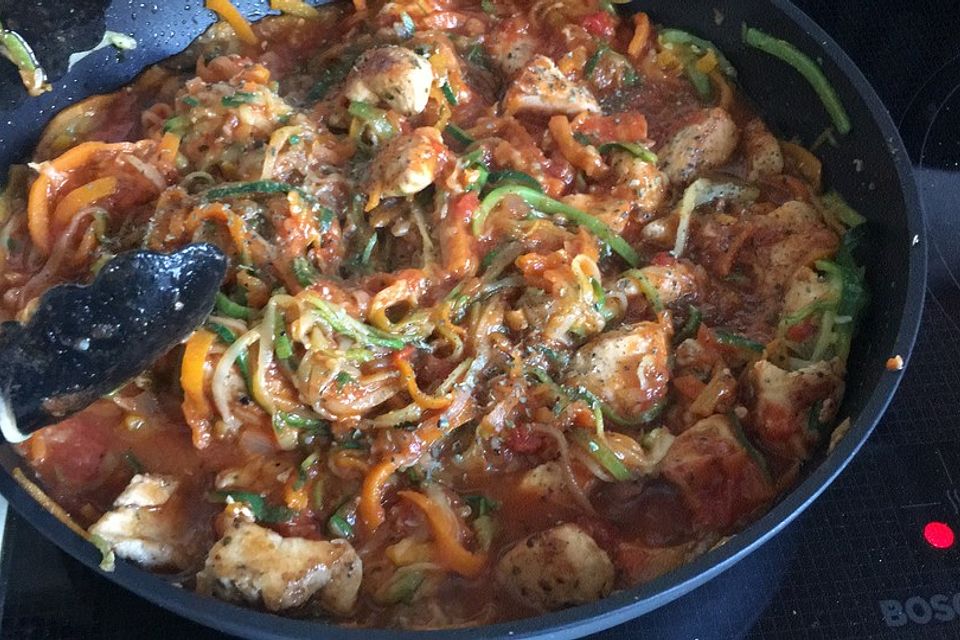 Zoodles und Moodles mit Hähnchen