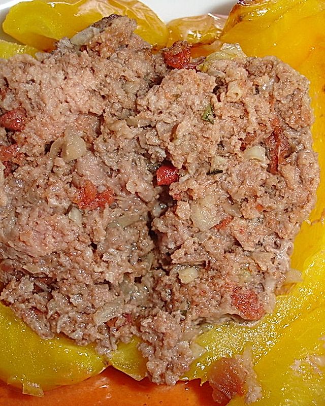 Paprikaschoten gefüllt mit Hackfleisch und Tomate
