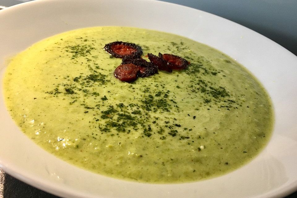 Leichte Erbsen-Joghurt-Suppe mit Chorizo-Chips