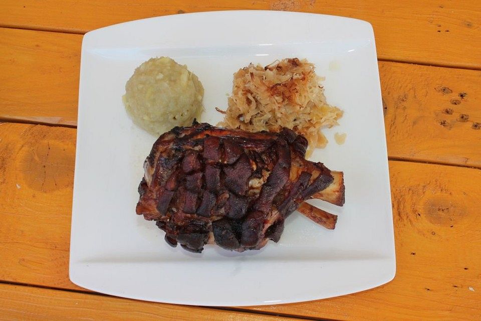 Schweinshaxen aus dem Räucherofen mit Bier-Sauerkraut