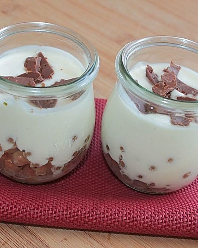 Weiße Schokoladen-Sauerrahm-Creme mit weißen Johannisbeeren