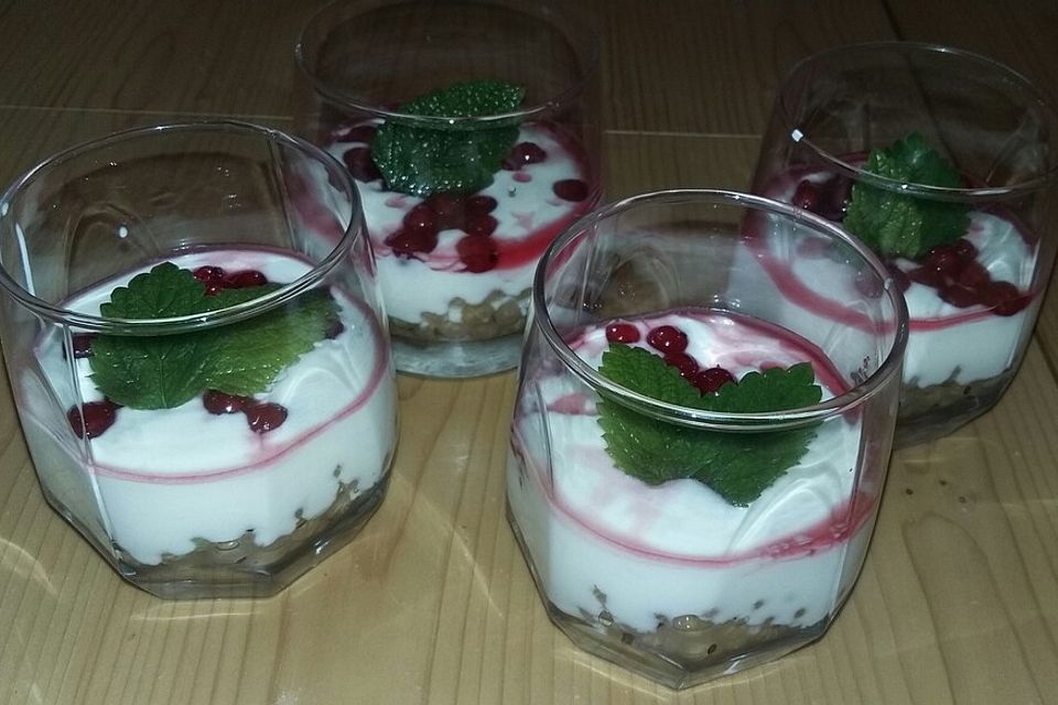 Weiße Schokoladen-Sauerrahm-Creme mit weißen Johannisbeeren