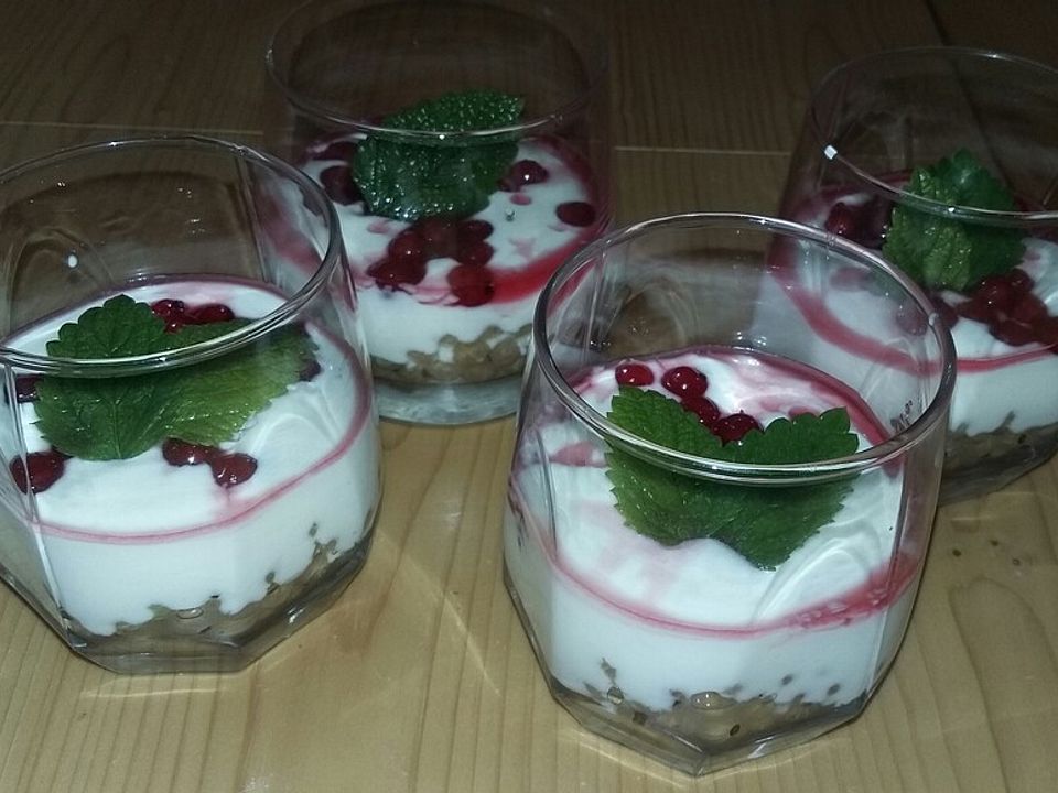 Weiße Schokoladen-Sauerrahm-Creme mit weißen Johannisbeeren von patty89 ...