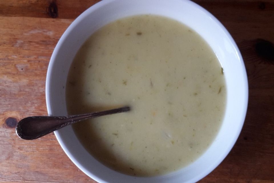 Kartoffelsuppe mit Schmorgurke und Estragon