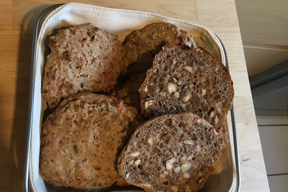 Dinkel-Roggen-Brötchen mit Nüssen