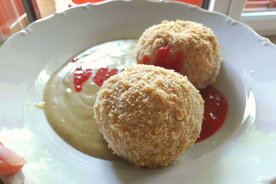 Marillenknödel mit schneller Vanillesoße