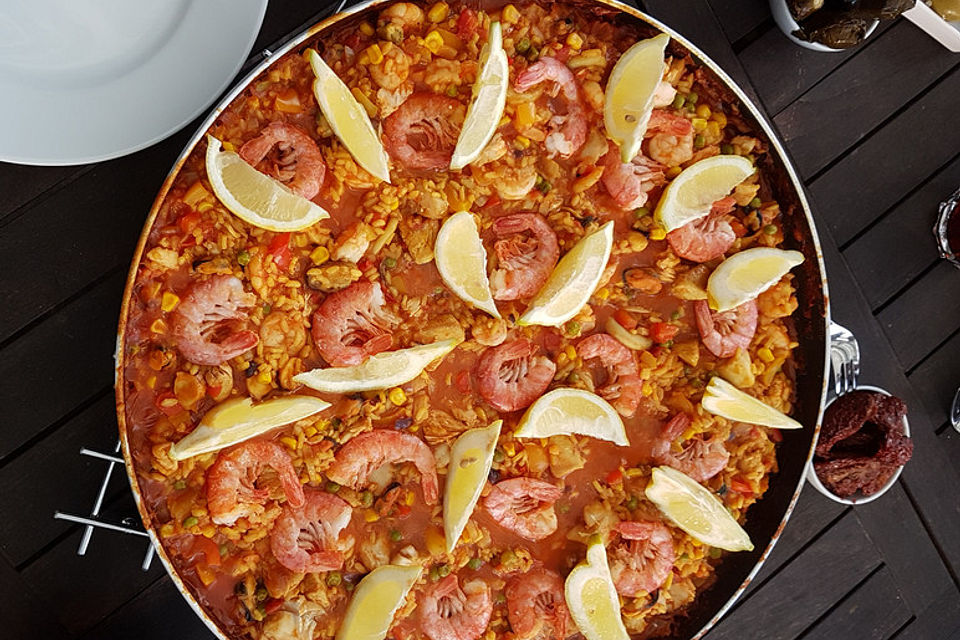 Paella mit Meeresfrüchten, Fisch und Geflügel nach Schnabulierer