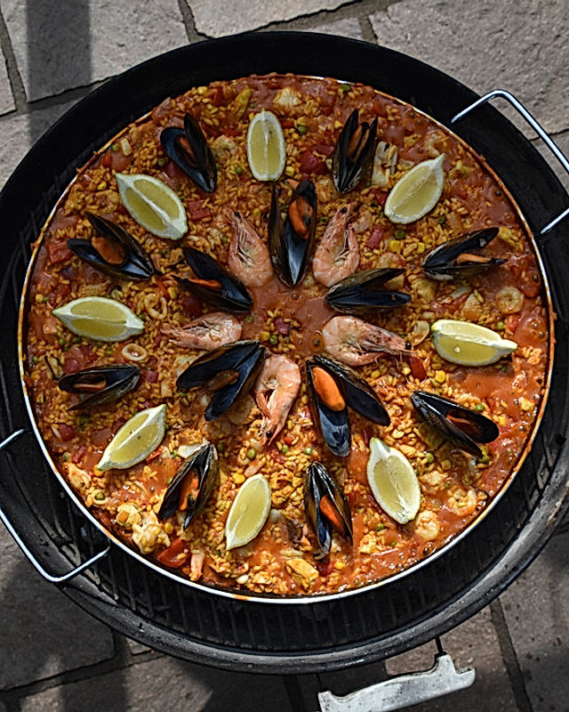 Paella mit Meeresfrüchten, Fisch und Geflügel nach Schnabulierer
