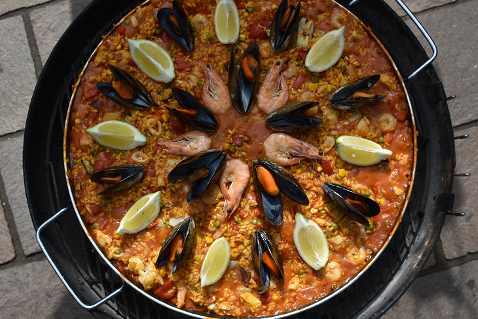 Paella mit Meeresfrüchten, Fisch und Geflügel nach Schnabulierer