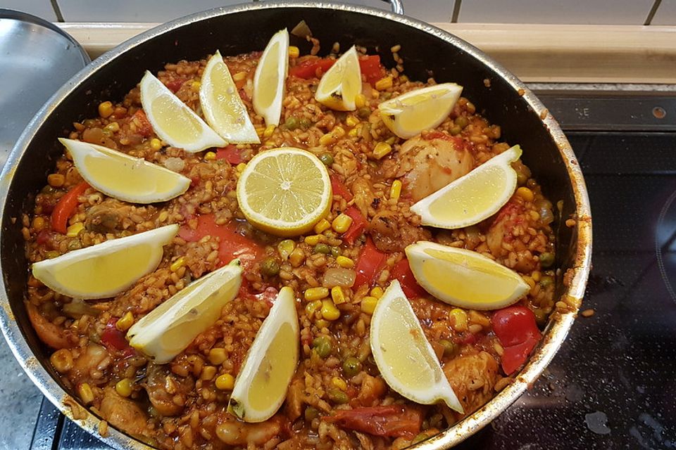 Paella mit Meeresfrüchten, Fisch und Geflügel nach Schnabulierer