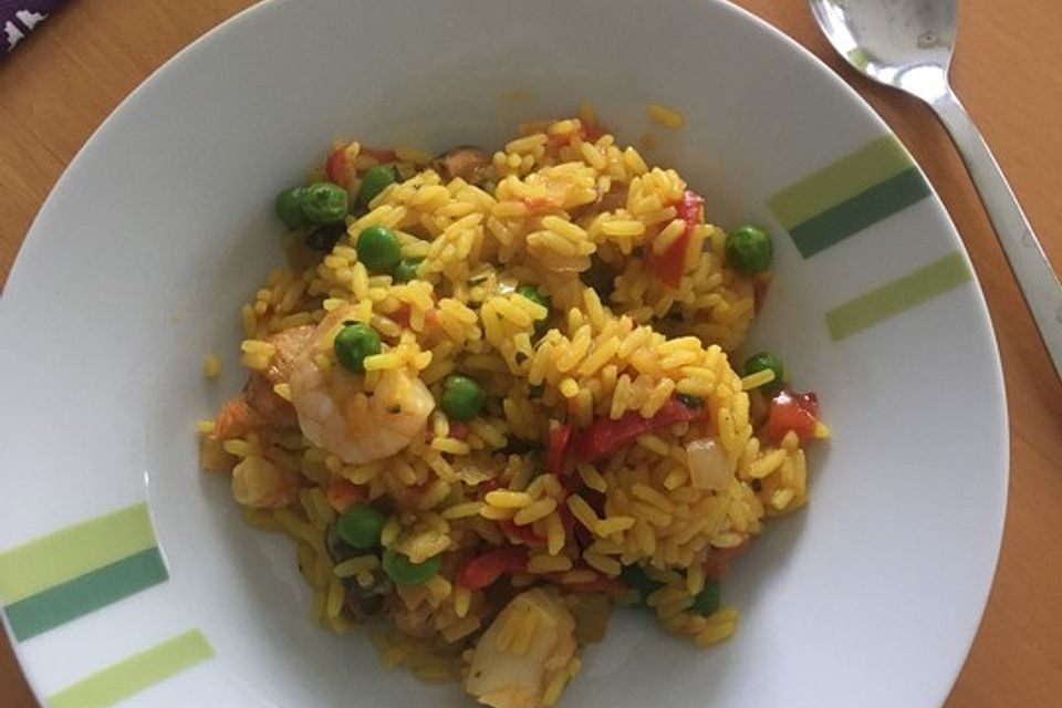 Paella mit Meeresfrüchten, Fisch und Geflügel nach Schnabulierer