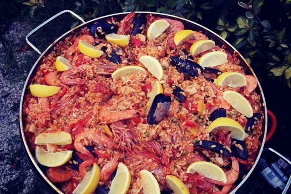 Paella mit Meeresfrüchten, Fisch und Geflügel nach Schnabulierer