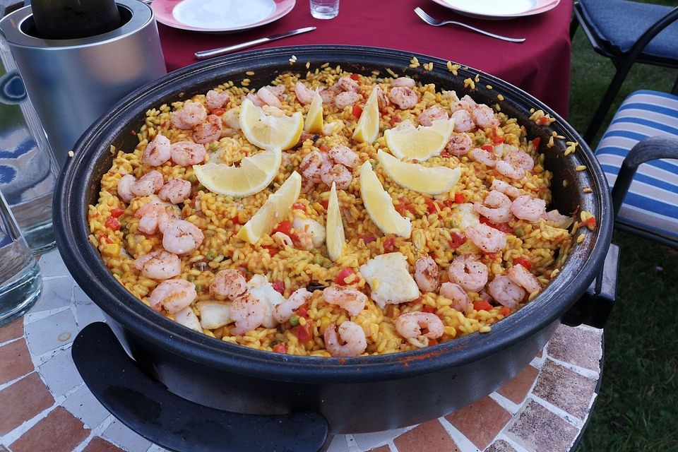 Paella mit Meeresfrüchten, Fisch und Geflügel nach Schnabulierer
