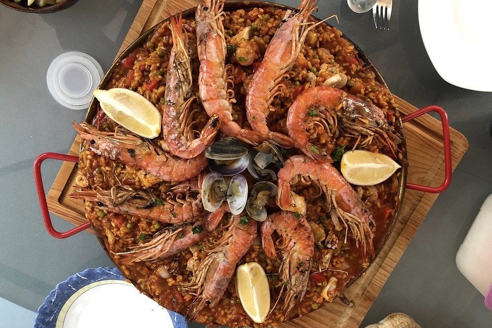 Paella mit Meeresfrüchten, Fisch und Geflügel nach Schnabulierer
