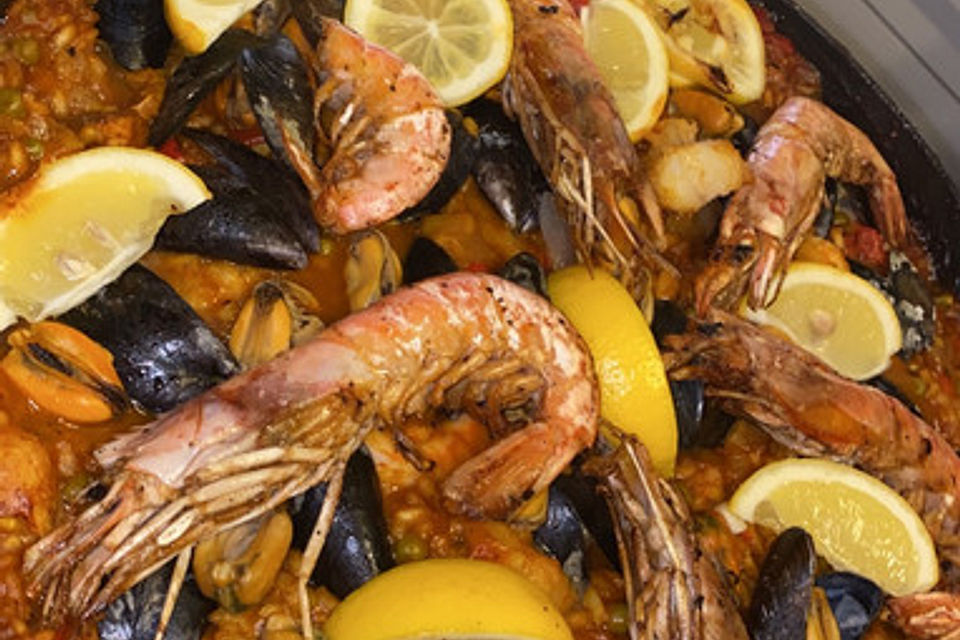 Paella mit Meeresfrüchten, Fisch und Geflügel nach Schnabulierer