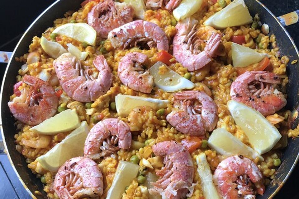 Paella mit Meeresfrüchten, Fisch und Geflügel nach Schnabulierer