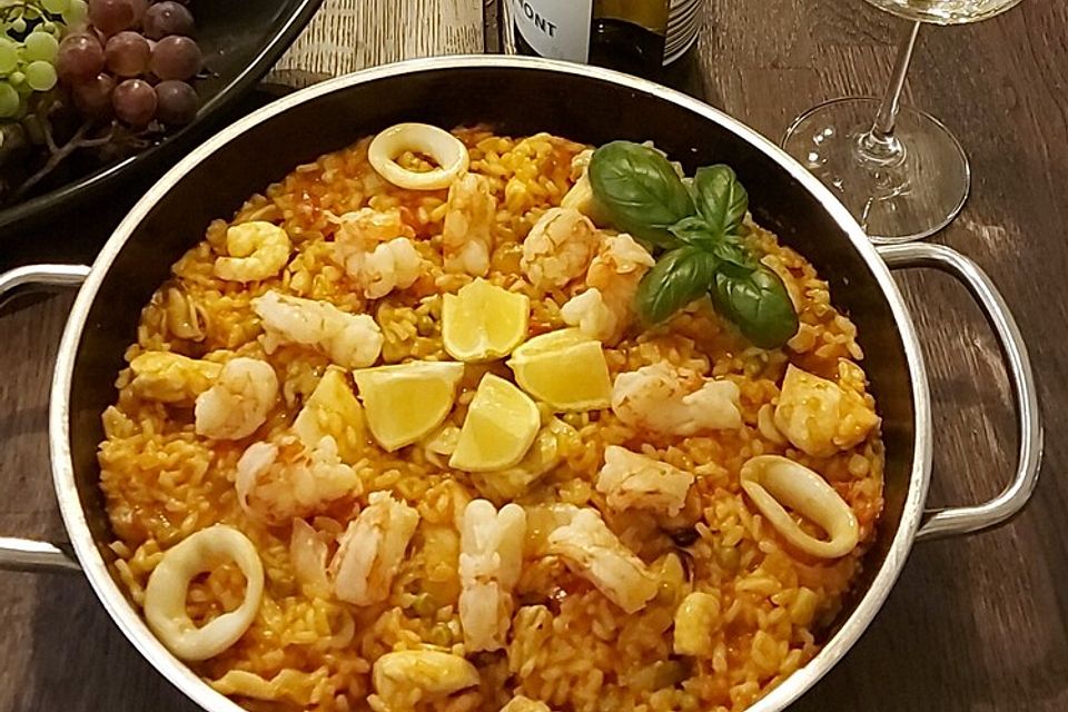 Paella mit Meeresfrüchten, Fisch und Geflügel nach Schnabulierer