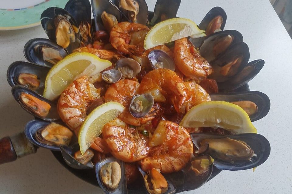 Paella mit Meeresfrüchten, Fisch und Geflügel nach Schnabulierer