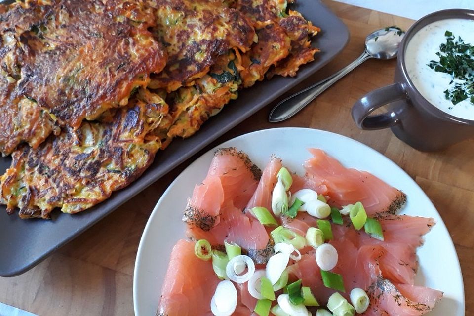 Zucchini-Möhren-Puffer mit Räucherlachs