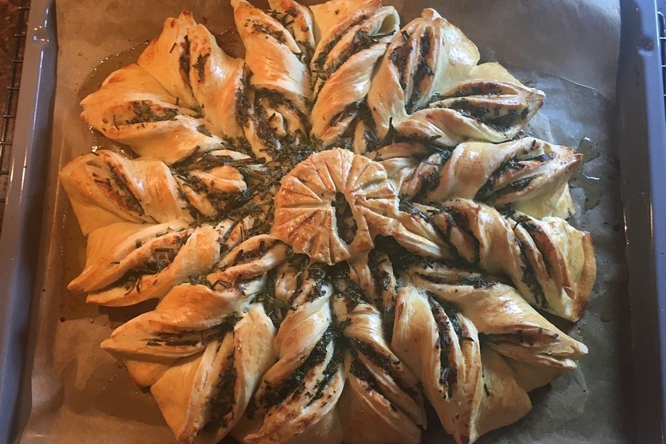 Brotblume mit Kräuterbutter