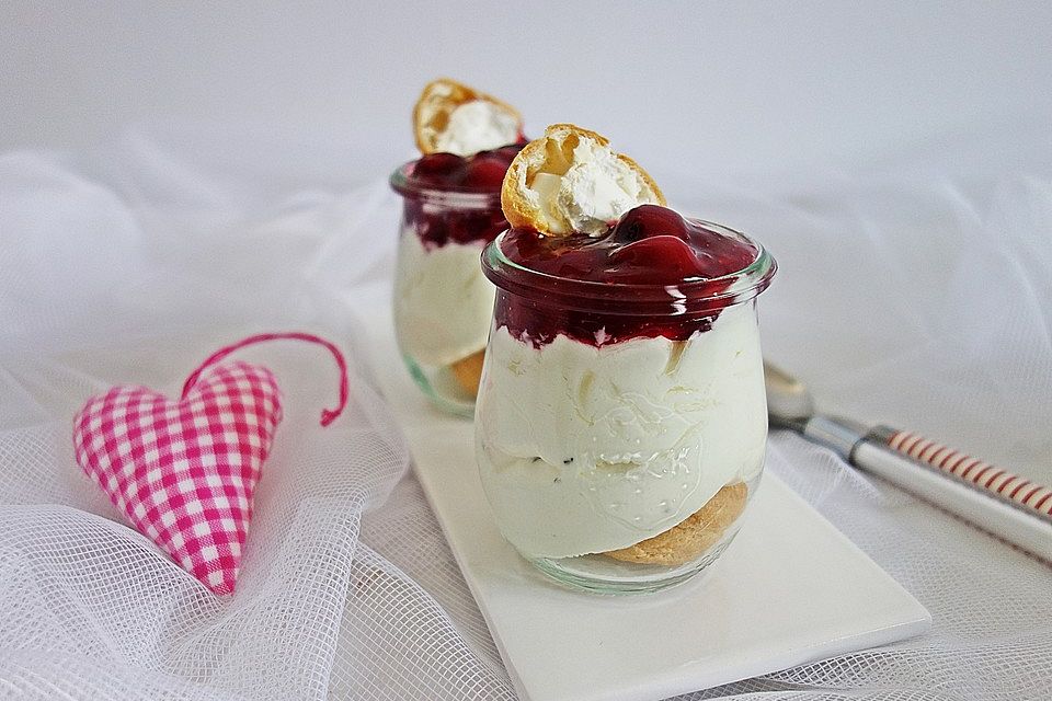 Mascarpone-Quarkcreme mit Kirschgrütze und Mini-Windbeutel